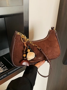 Sac demi-lune en daim marron rétro avec pendentif artistique et détails dorés