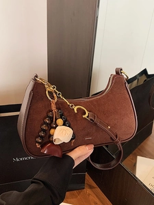 Sac demi-lune en daim marron avec pendentif en perles et finitions dorées élégantes