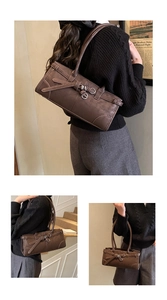 Détail du sac baguette marron café avec boucle de sangle et anneau métallique décoratif