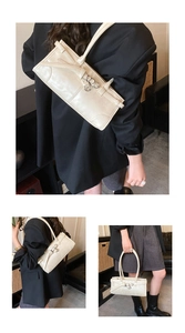Trois vues d'un sac Boston crème montrant le porté main et en bandoulière stylé