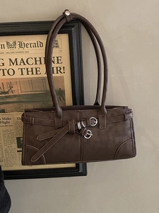 Sac à bandoulière marron vintage minimaliste avec sangles en cuir et anneaux argentés