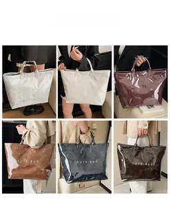 Borsa tote capiente con trama a serpente e scritta TOTE BAG in sei varianti di colore