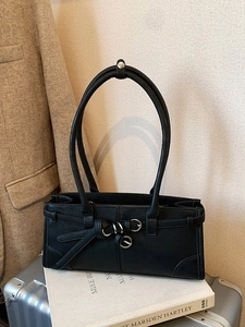 Sac à épaule minimaliste en similicuir noir avec boucle argentée et détails raffinés