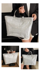 Dettaglio della grande borsa tote argento pitonata con stampa scritta TOTE BAG