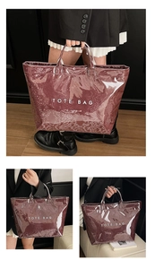 Dettaglio della grande borsa tote rosso scuro stampa serpente con finitura impermeabile