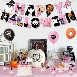 Détail déco Halloween rose avec bannière Happy Halloween ballons et garnitures de cupcakes