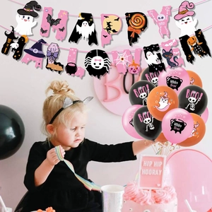 Décoration fête Halloween rose avec bannières et ballons pour une ambiance festive