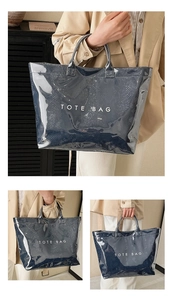 Dettaglio della borsa tote impermeabile in PVC con motivo a serpente blu scuro
