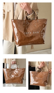 Dettaglio borsa tote marrone scuro in finta pelle di serpente con scritta TOTE BAG bianca