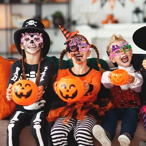 Occhiali da festa di Halloween rosa con pipistrello e zucca indossati da bambini in una festa