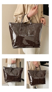 Dettaglio della grande borsa tote in pelle di serpente marrone con strato in PVC lucido