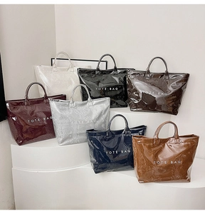 Borse tote grandi in vari colori con trama a serpente e finitura lucida a specchio