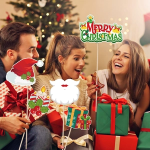 Trois amis utilisant des accessoires photo de Noël tels que bonnets et barbes en fête