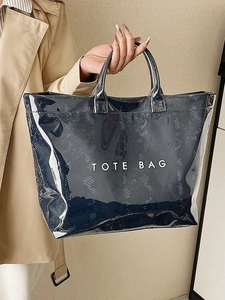 Grande borsa tote impermeabile in PVC blu navy con scritte bianche e trama a serpente