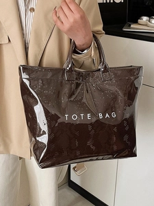 Grande borsa tote marrone scuro in pelle lucida con stampa serpente per pendolari alla moda
