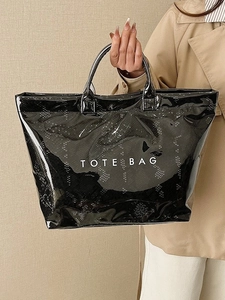 Grande borsa tote nera lucida con trama a serpente e scritta Tote Bag per il lavoro