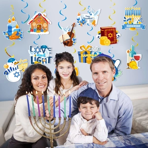 Famille allumant des bougies sous des décorations de Hanoucca avec l'étoile de David et la Ménora