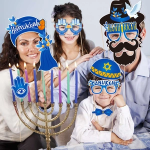 Famille tenant des accessoires photo de Hanoucca avec Menorah et décorations d'Étoile de David