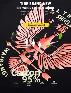 Detailaufnahme des Adler-Emblem-Drucks auf schwarzem Baumwoll-T-Shirt mit Textur