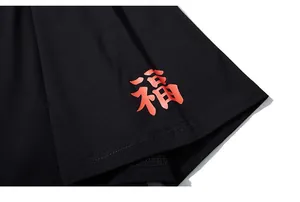 Detailansicht des schwarzen T-Shirt-Ärmels mit rotem chinesischen Fu-Schriftzug-Druck