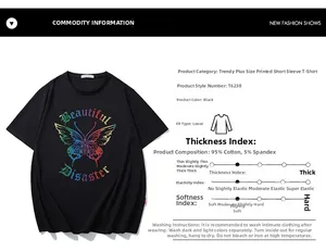 Détail du t-shirt noir oversize en coton avec imprimé papillon arc-en-ciel et typographie