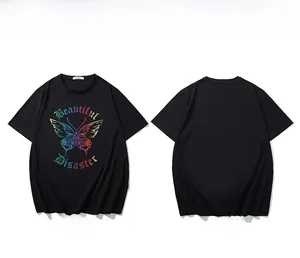 Vues avant et arrière d'un t-shirt noir oversize avec imprimé papillon coloré