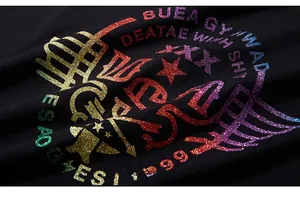 Gros plan de l'imprimé pailleté arc-en-ciel sur tissu noir avec inscription 1999