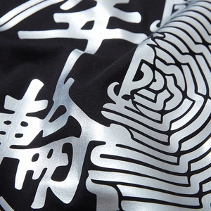 Übergroßes schwarzes Baumwoll-T-Shirt mit silbernem Kalligrafie-Druck für Herren