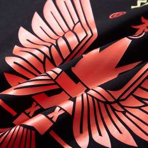 Übergroßes schwarzes Baumwoll-T-Shirt mit lebhaftem orangefarbenem Flügel-Grafikdruck