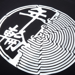 Übergroßes schwarzes Baumwoll-T-Shirt mit silbernem Grafikdruck im traditionellen Stil