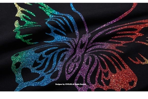 Détail macro d'un imprimé papillon pailleté arc-en-ciel avec motifs cœurs sur coton noir