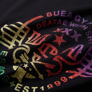 T-shirt en coton noir avec alphabet à paillettes colorées et motifs d'étoiles style urbain