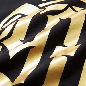 T-shirt oversize in cotone nero con stampa di lettere gotiche dorate di alta qualità
