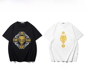 Détail d'un t-shirt oversize avec imprimé loup doré et lettrage graphique symétrique