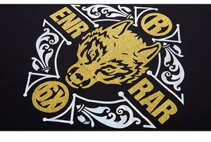 Détail macro de tête de loup en paillettes dorées et motif baroque sur tissu noir