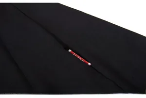 Gros plan sur la couture d'un t-shirt noir avec étiquette rouge FASHION