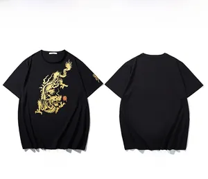 Vista dettagliata della t-shirt nera con stampa del drago dorato sul davanti e retro