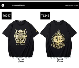 Détails de deux t-shirts en coton noir avec motifs dorés et col rond présentés à plat