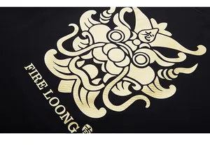Détail macro de l'imprimé tête de dragon dorée et texte Fire Loong sur T-shirt noir