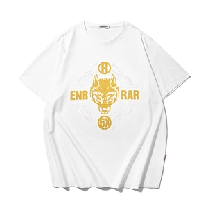 T-shirt blanc ample avec col rond présentant une tête de loup dorée et un imprimé lettré