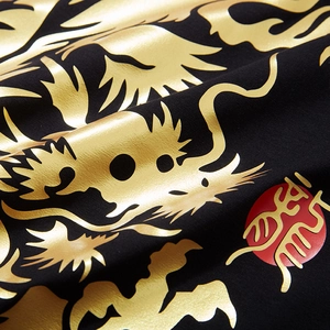 T-shirt nera con stampa di drago dorato e sigillo rosso in vestibilità morbida