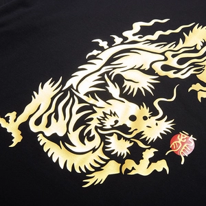 T-shirt nera con stampa dettagliata di drago dorato e design con sigillo rosso
