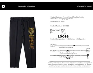 Detailansicht der Baumwoll-Jogginghose mit goldenem Tigerprint und Strass-Schriftzug