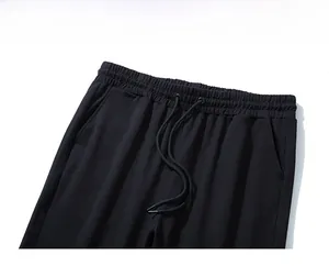 Detailansicht des elastischen Bundes mit verstellbarem Kordelzug an schwarzer Sporthose