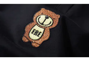 Broderie détaillée d'un ours en peluche avec strass de luxe et texte FRE sur short noir