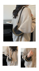 Détails d'un mini sac demi-lune noir avec chaîne dorée et texture daim élégante