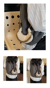 Détail du sac demi-lune blanc avec chaîne dorée et finition en cuir texturé élégant