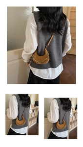 Détail du mini sac croissant marron avec chaîne dorée et bandoulière en cuir fin