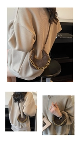 Détail du sac demi-lune marron avec chaîne dorée et bandoulière en cuir réglable