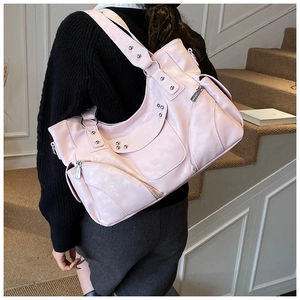 Détail du sac cabas rose style motard avec clous métalliques et fermetures éclair
